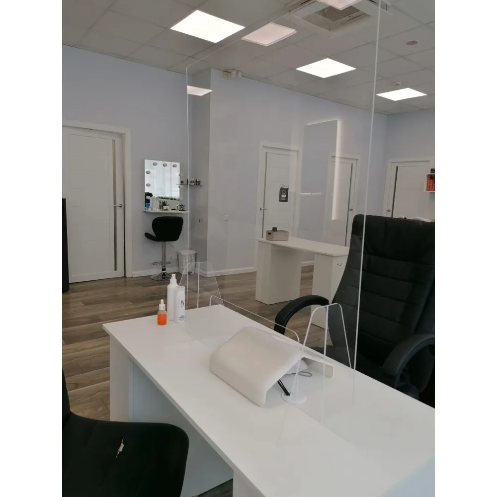 Permatoma apsauginė barjera – apsauginis stiklas manikiūro meistrams